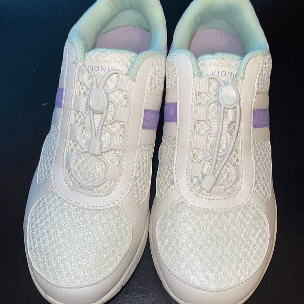 Sale—-New Vionic White Mesh w/Lavender Sneakers Sz 6 without box